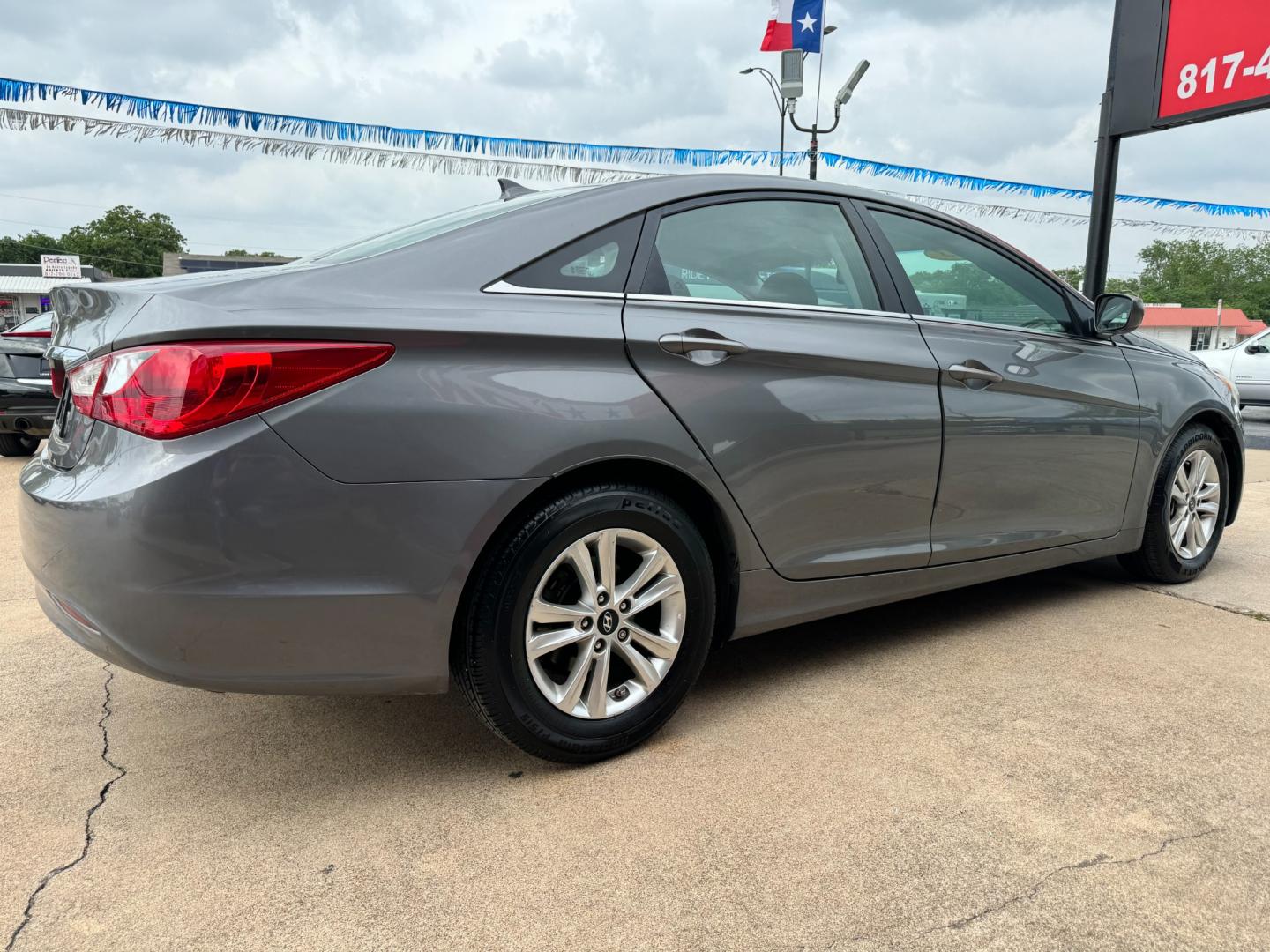 2013 GRAY /Gray HYUNDAI SONATA GLS 4dr Sedan (5NPEB4AC4DH) with an 2.4L I4 engine, Automatic 6-Speed transmission, located at 5900 E. Lancaster Ave., Fort Worth, TX, 76112, (817) 457-5456, 0.000000, 0.000000 - This is a 2013 Hyundai Sonata GLS 4dr Sedan that is in excellent condition. There are no dents or scratches. The interior is clean with no rips or tears or stains. All power windows, door locks and seats. Ice cold AC for those hot Texas summer days. It is equipped with a CD player, AM/FM radio, AUX - Photo#3